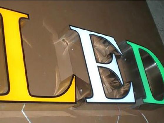 共青城介绍LED招牌的基础知识。